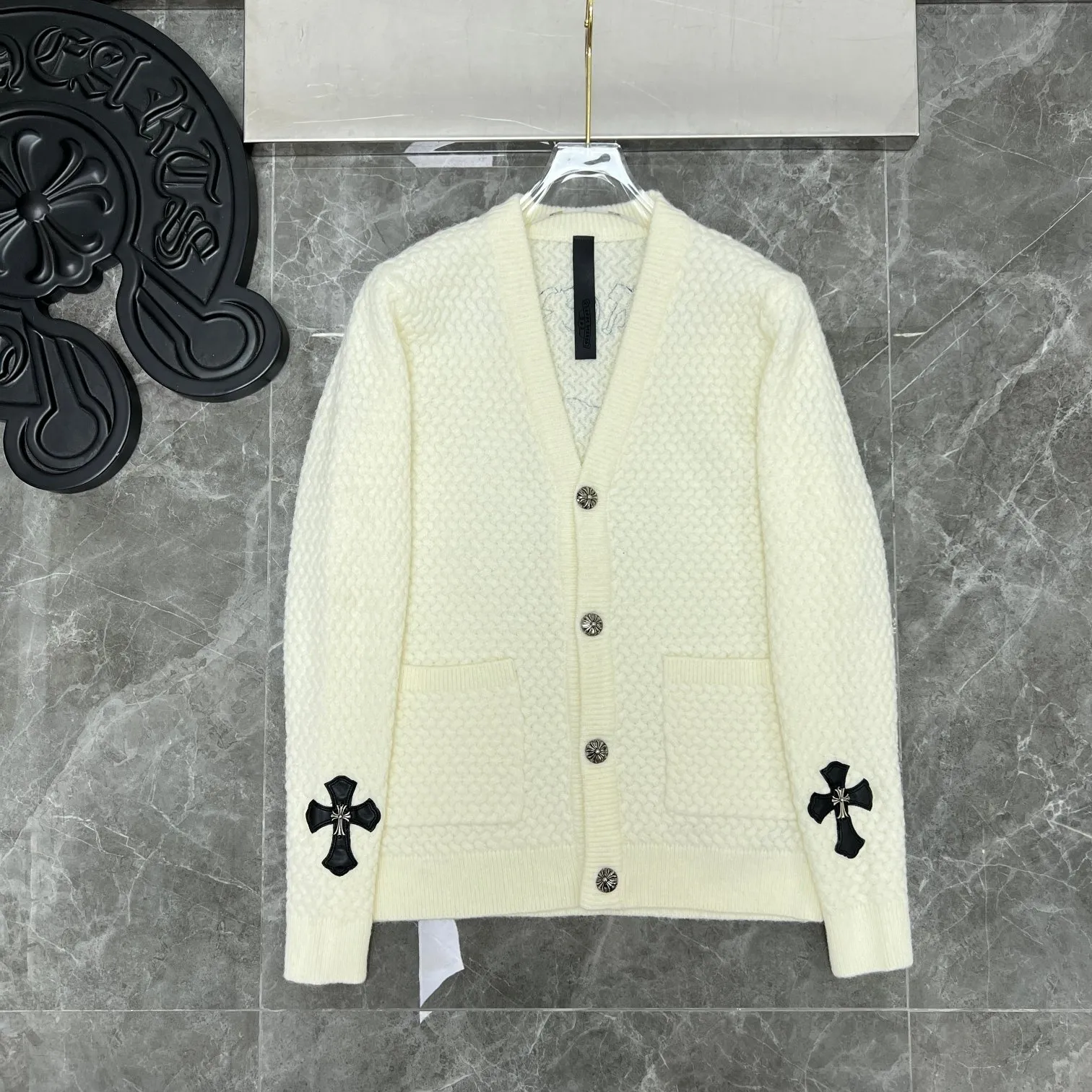 P300 Chrome Hearts 🍁Sweater series🍁 Autumn and winter Sanskrit cross V-neck cardigan sweater Selected high-quality wool blended knitted high-weight fabrics Heavy cross sheepskin leather crafts Customized silver-proof buckle ➕Three-dimensional Sanskrit embroidery Non-market ordinary version 🏷Three standards complete🏷 🌈Recommended colors: black white gray🌈